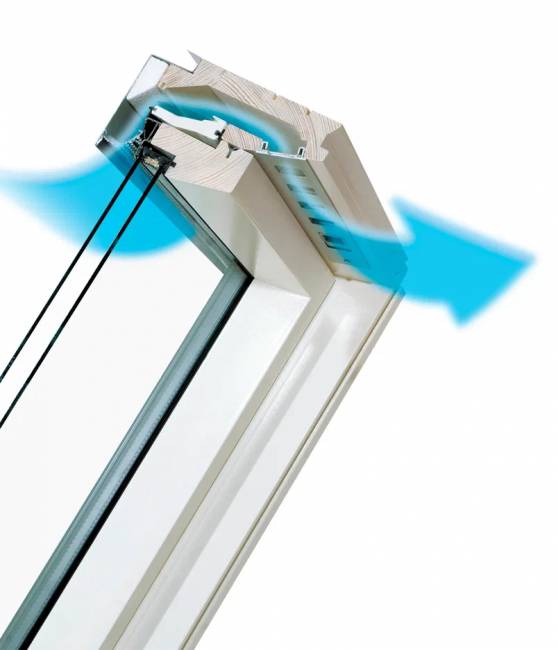 Деревянное мансардное окно FTU-V U3 со среднеповоротным открыванием