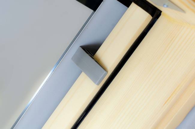 Деревянное мансардное окно FTP-V U5+ (CH) со среднеповоротным типом открывания