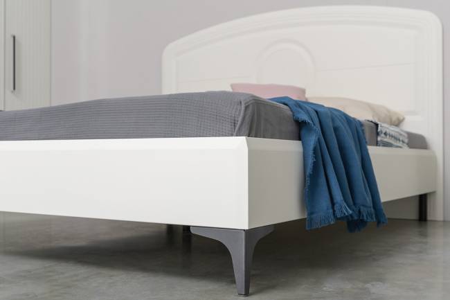 3-х дверный шкаф с кроватью на 1600 Валенсия и двумя тумбочками цвет белый шагрень