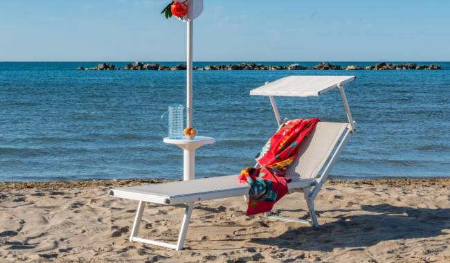 Шезлонг-лежак металлический 501 Relax серебристый, слоновая кость 1820х730х400 мм