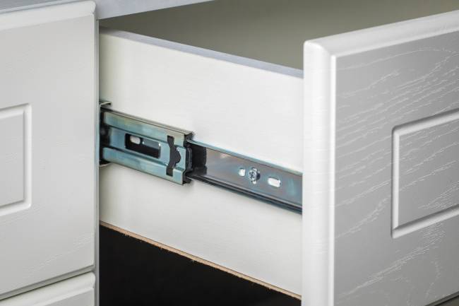 Комод 10.103 Ливерпуль цвет ясень ваниль/белый